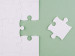 pezzi di puzzle bianchi vista dall'alto e sfondo verde grande