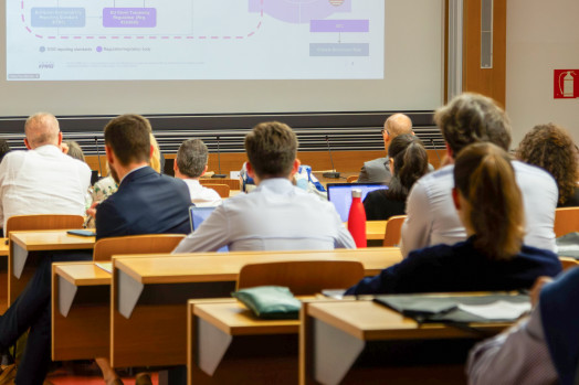 persone in aula ad una conferenza