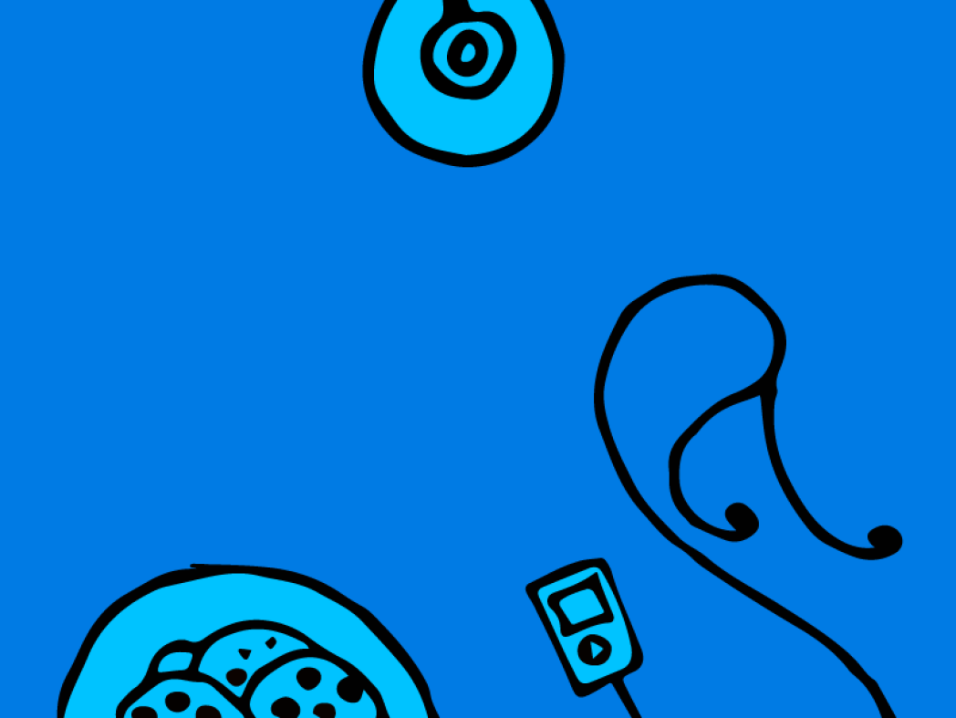 ein Teller, ein Ipod und eine Tasse vor blauem Hintergund