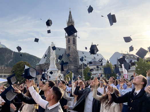 Absolventen werfen Hüte