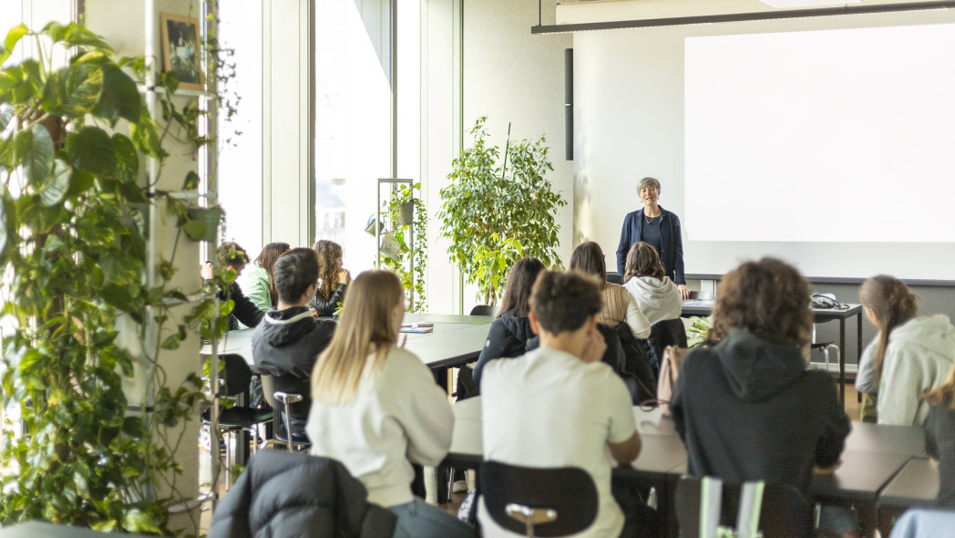 aula unibz con docente e studenti