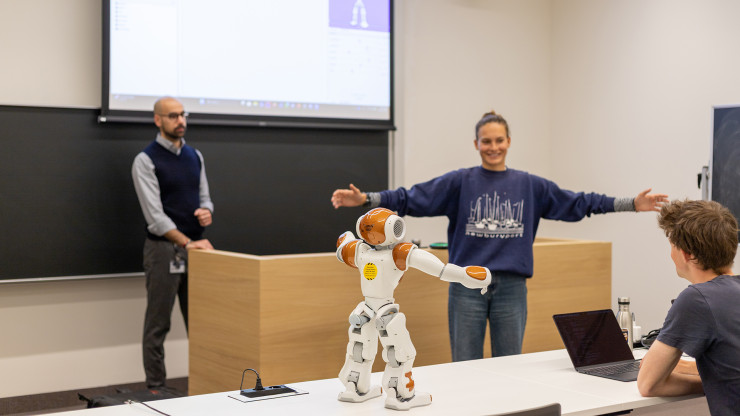 Humanoid robot programmed to teach physical exercises