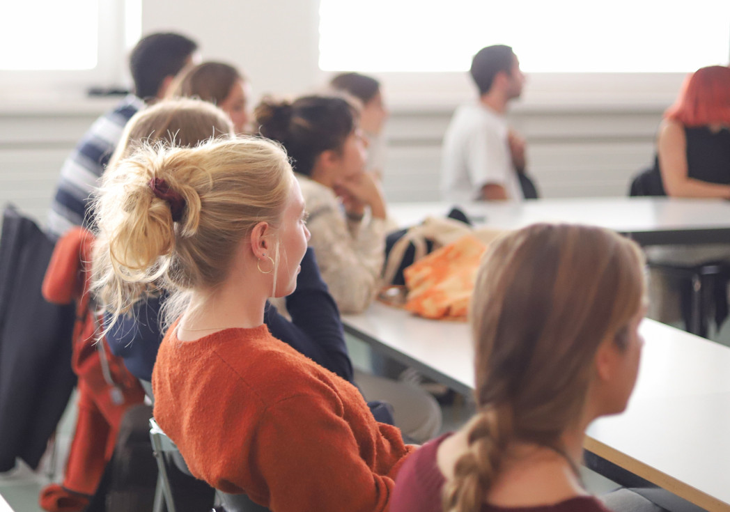 Studenti e studentesse che partecipano a una presentazione