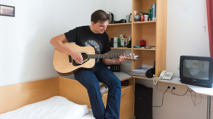 Kolping room, boy playing guitar
