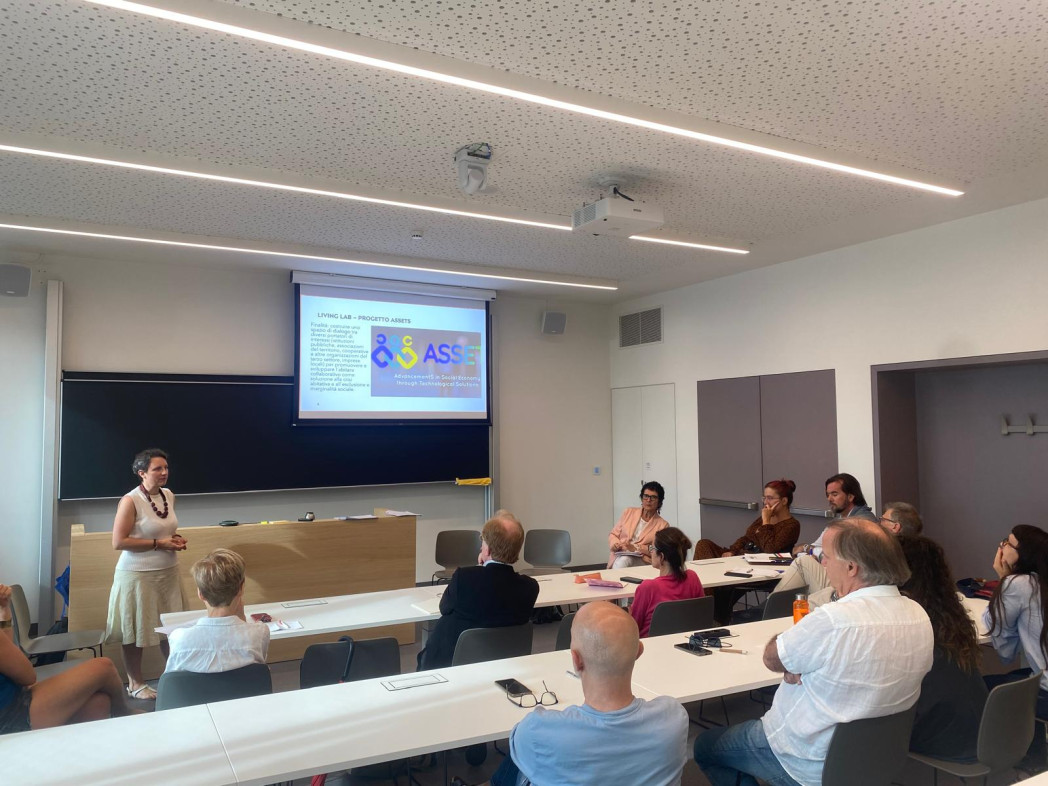 Menschen, die einer PowerPoint-Präsentation zuhören