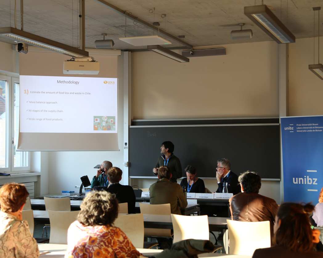 relatore che presenta e partecipanti che ascoltano