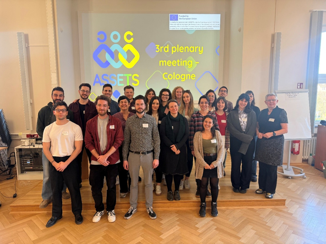 partecipanti che posano insieme per una foto di gruppo 