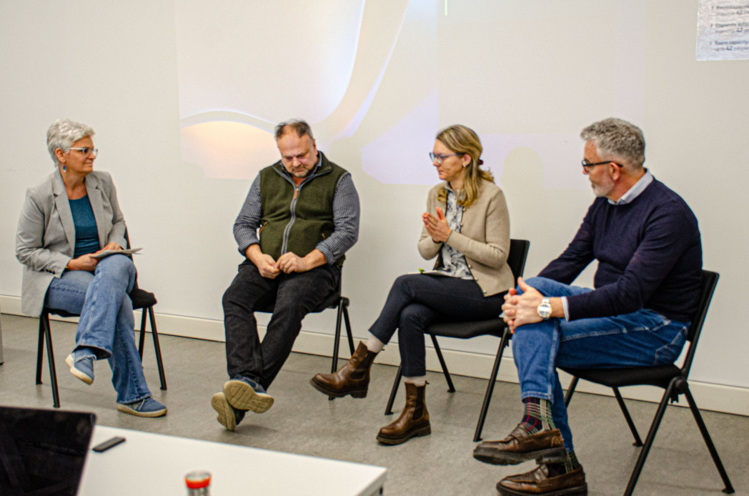Vier Menschen sitzen im Kreis und reden über die Landwirtschaft