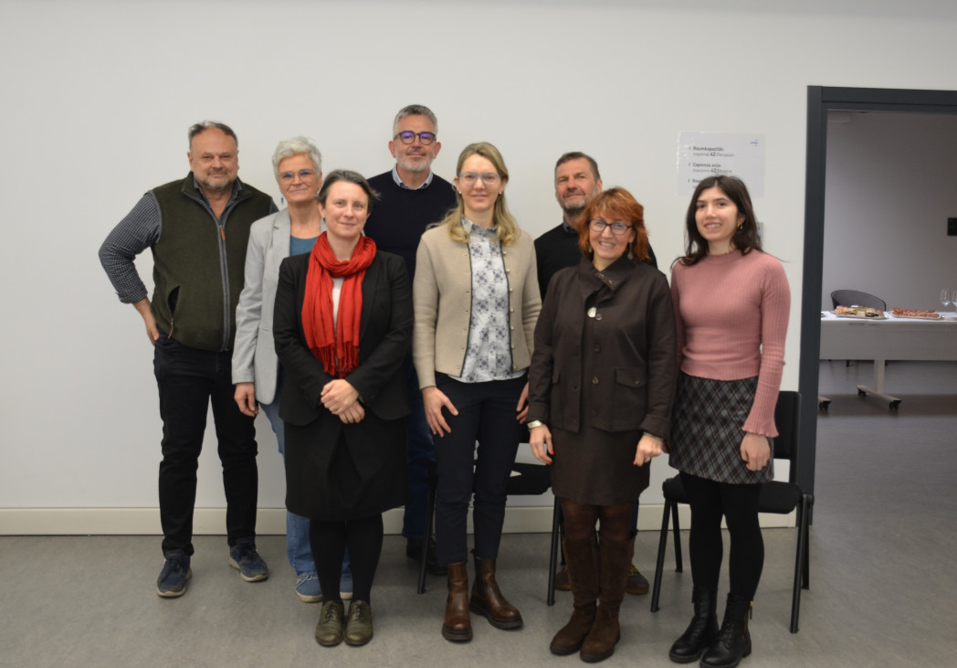 Acht Personen auf dem Bild präsentieren das neue Projekt RE-LOCI