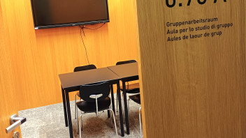 Gruppenarbeitsraum in der Bibliothek in Brixen verfügbar