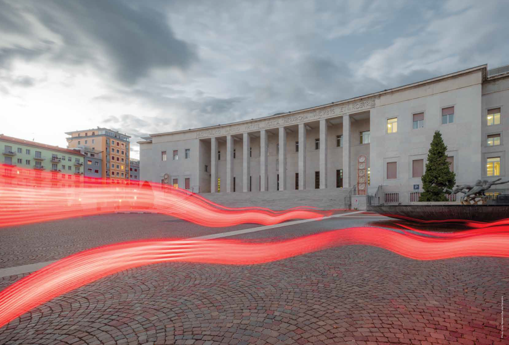 Edificio monumentale con numerose colonne che si affaccia su una piazza.