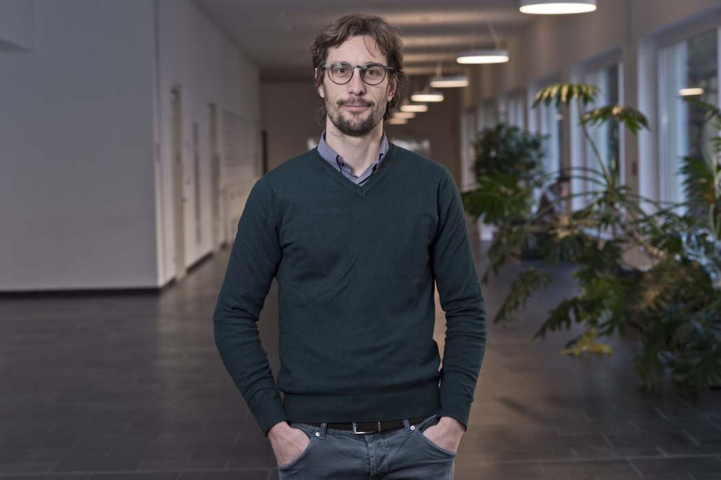 Persona nel corridoio dell'università.