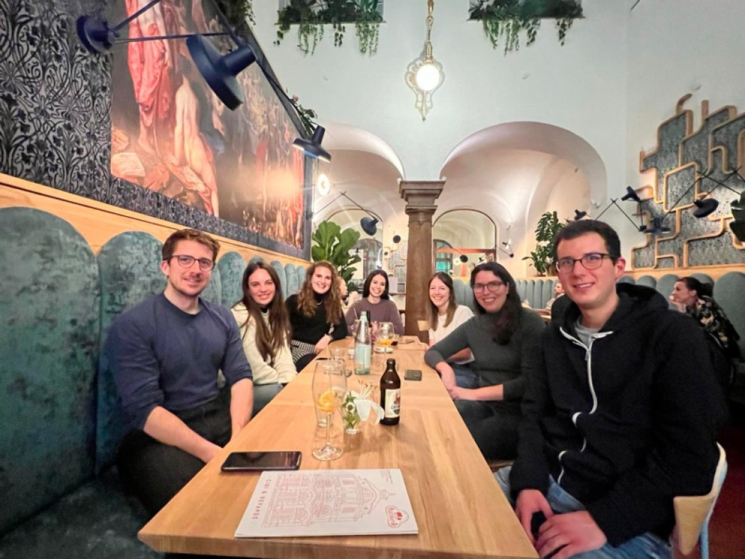 Menschen sitzen zusammen am Tisch