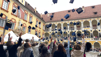 Diplomverleihung in der Hofburg Brixen: Feier für 282 ehemalige Studierende