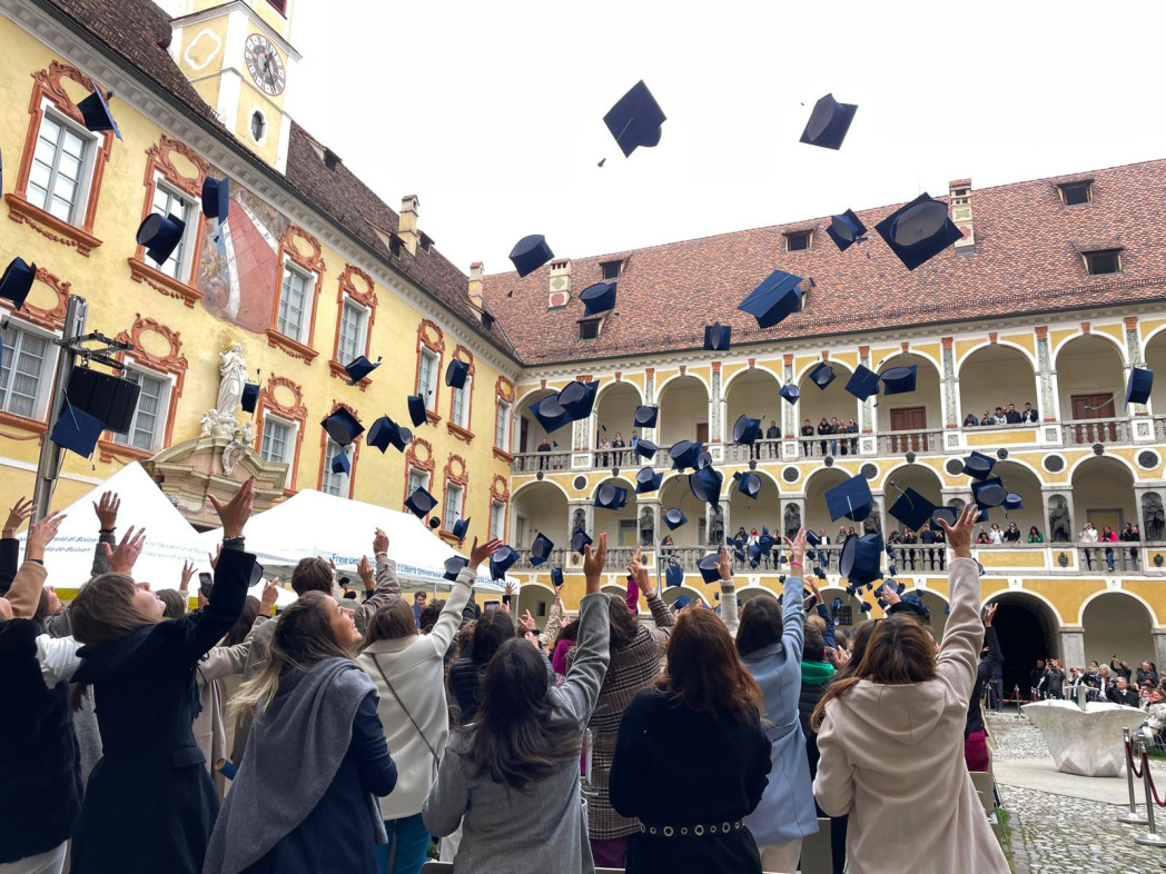 Il lancio del tocco nella Hofburg a Bressanone.
