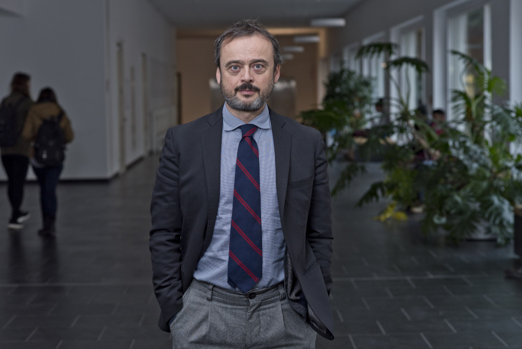 Roberto Farneti, professore della Facoltà di Economia e autore del libro "L'occhio della madre". Foto: unibz