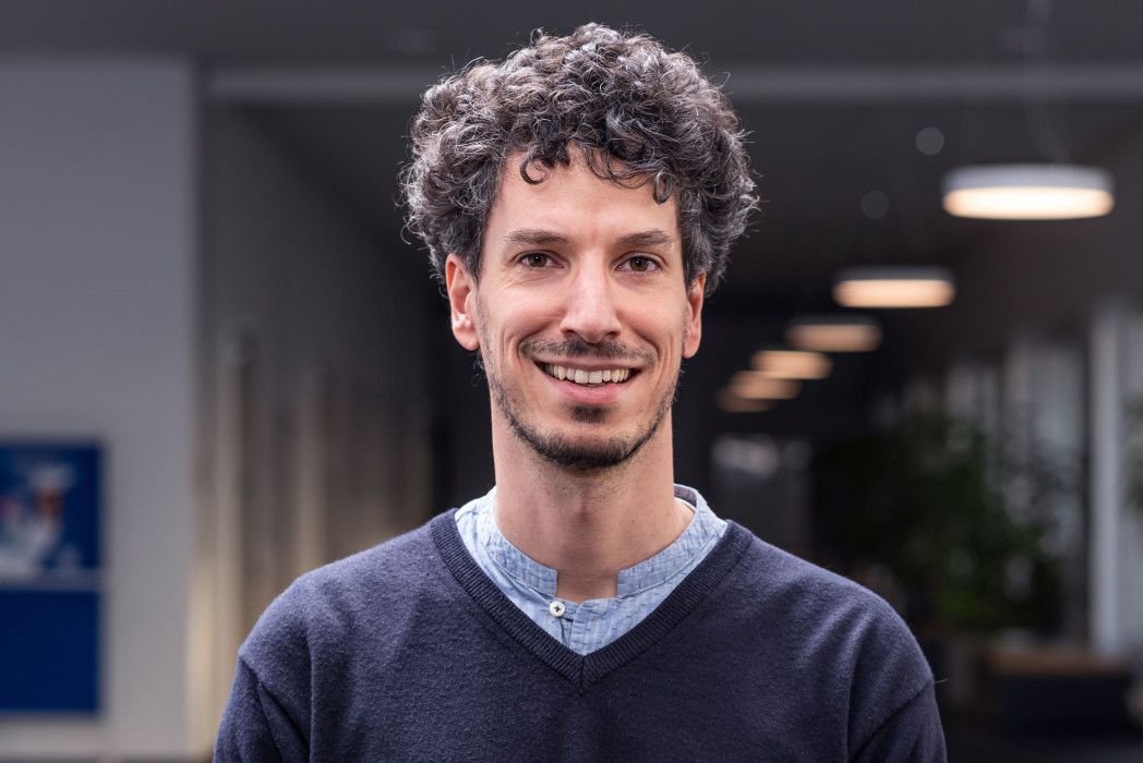 Ritratto del ricercatore Paolo Roberti in un corridoio dell'università