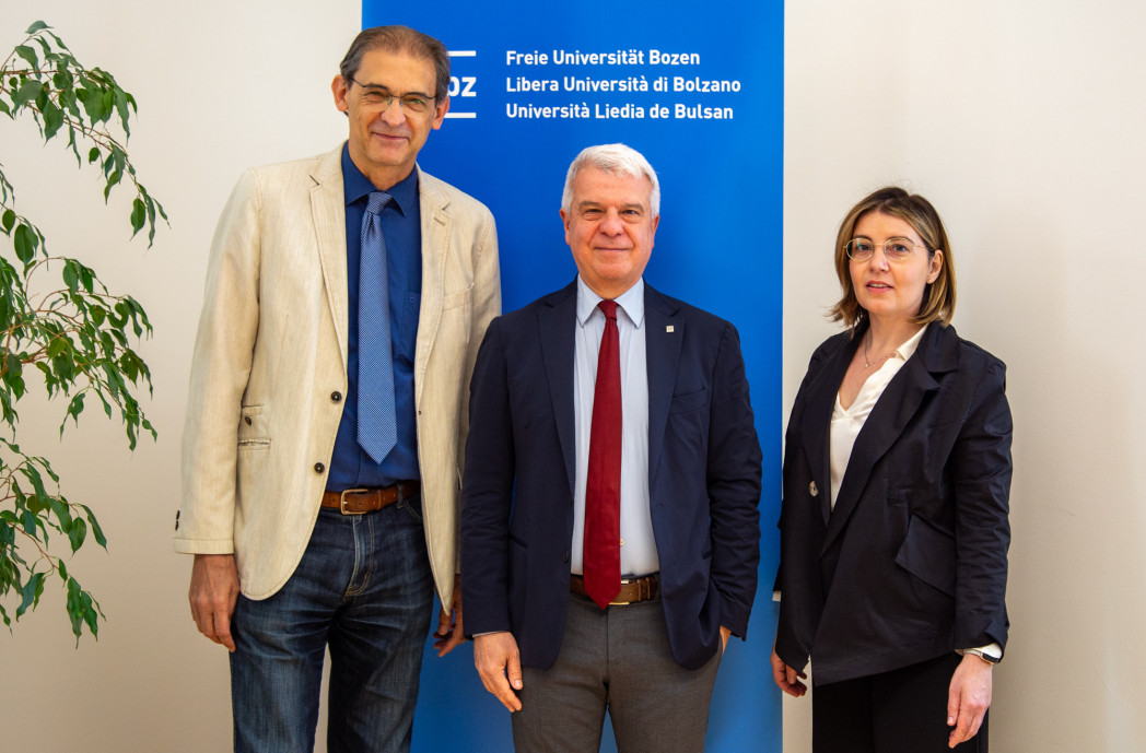 Una foto di gruppo con il Prof. Paolo Lugli, l’amministratore delegato della Cassa di Risparmio, Nicola Calabrò e la Professoressa Claudia Curi.