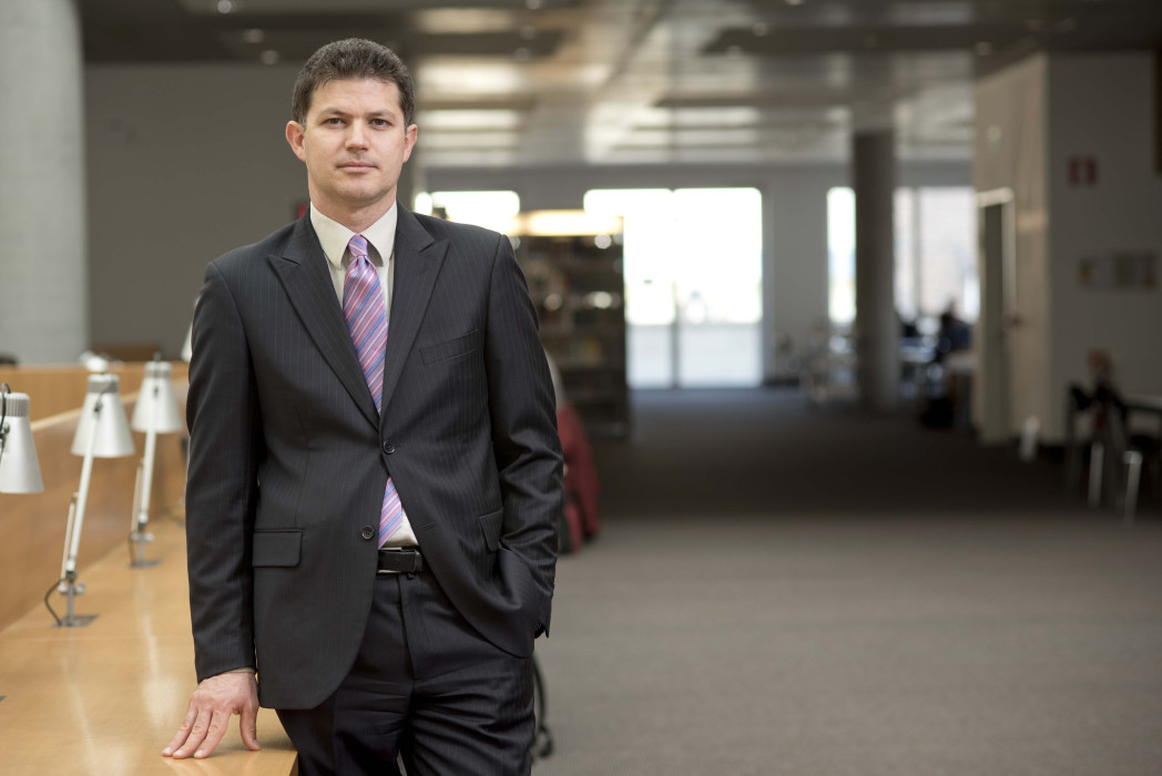 Il prof. Mirco Tonin, ordinario di Economia Politica alla Facoltà di Economia. Foto: unibz