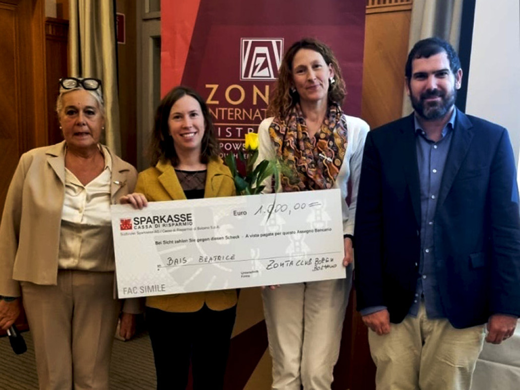 From left to right: Giuliana Boscheri (Zontaclub), Beatrice Bais, Ulrike Oberkofler Werth (Zontaclub) and Prof. Guido Orzes. Foto: Zontaclub