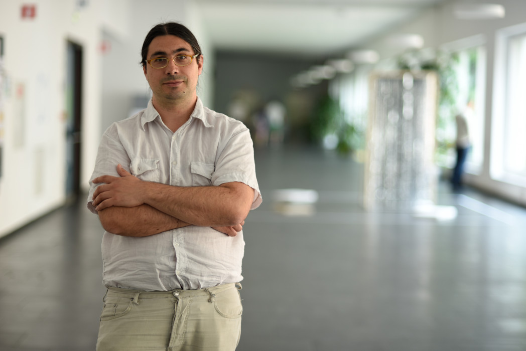 Una persona è in piedi in un corridoio dell'Università.