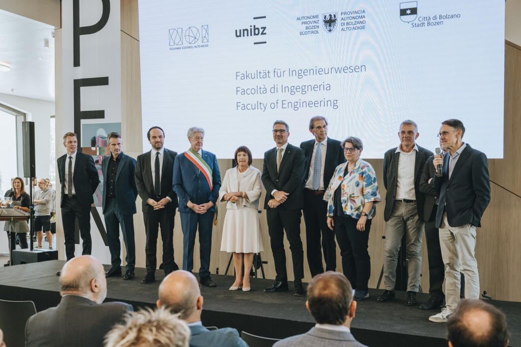 Eröffnet: die neue Fakultät für Ingenieurwesen der Freien Universität Bozen im NOI Techpark, im Bild ganz rechts der Direktor der Freien Universität Bozen Günther Mathà (Foto: LPA/NOI Techpark/Daniele Fiorentino)