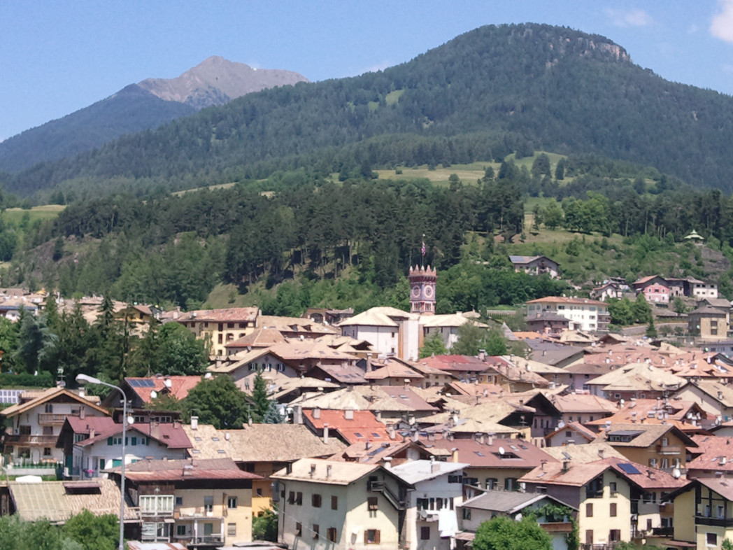 Un paese ai piedi di una montagna.