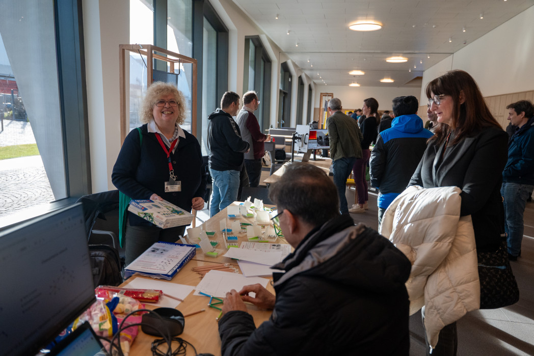 Lo stand della prof.ssa Letizia Bertotti e del prof. Giovanni Modanese era uno degli 11 stand allestiti per presentare la ricerca della Facoltà. 