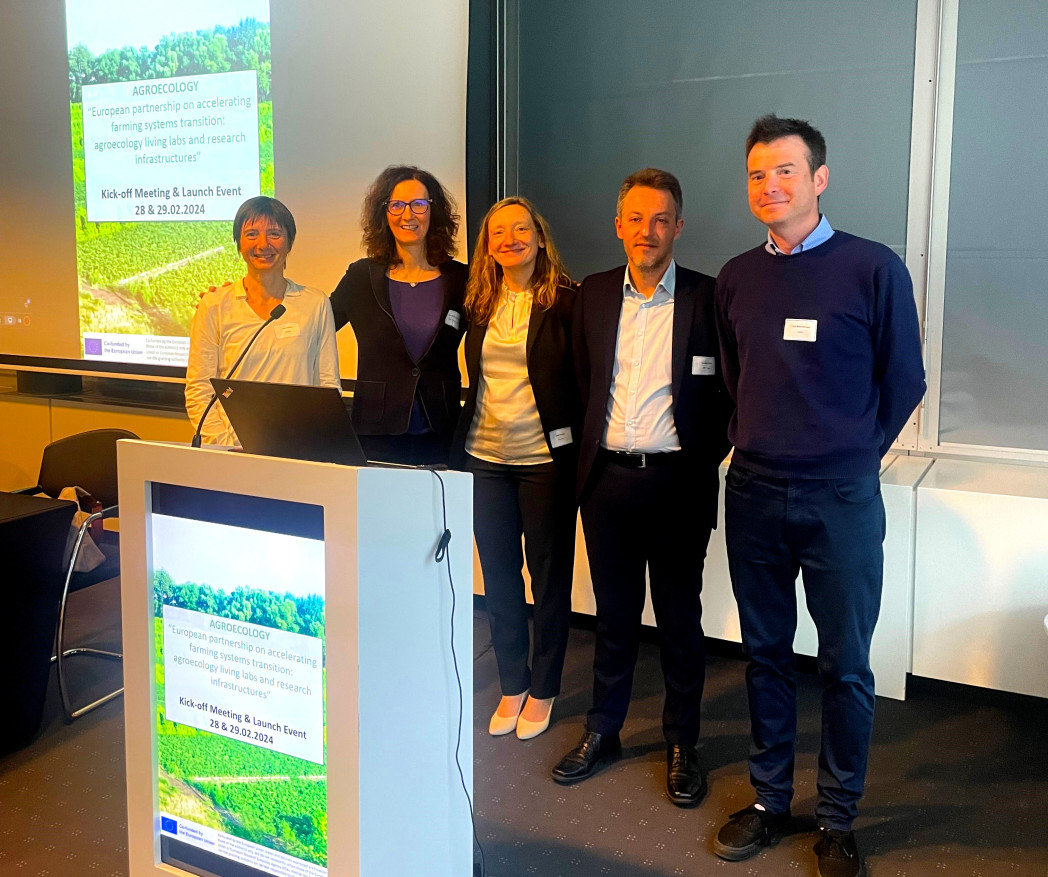 Un'immagine del kickoff meeting a Bruxelles: Laura Cherchi (Provincia Autonoma di Bolzano), Francesca Ricardi di Netro (unibz), Ulrike Ziegler e Nicolas Tinois (Forschungszentrum Jülich), Luigimaria Borruso (unibz).