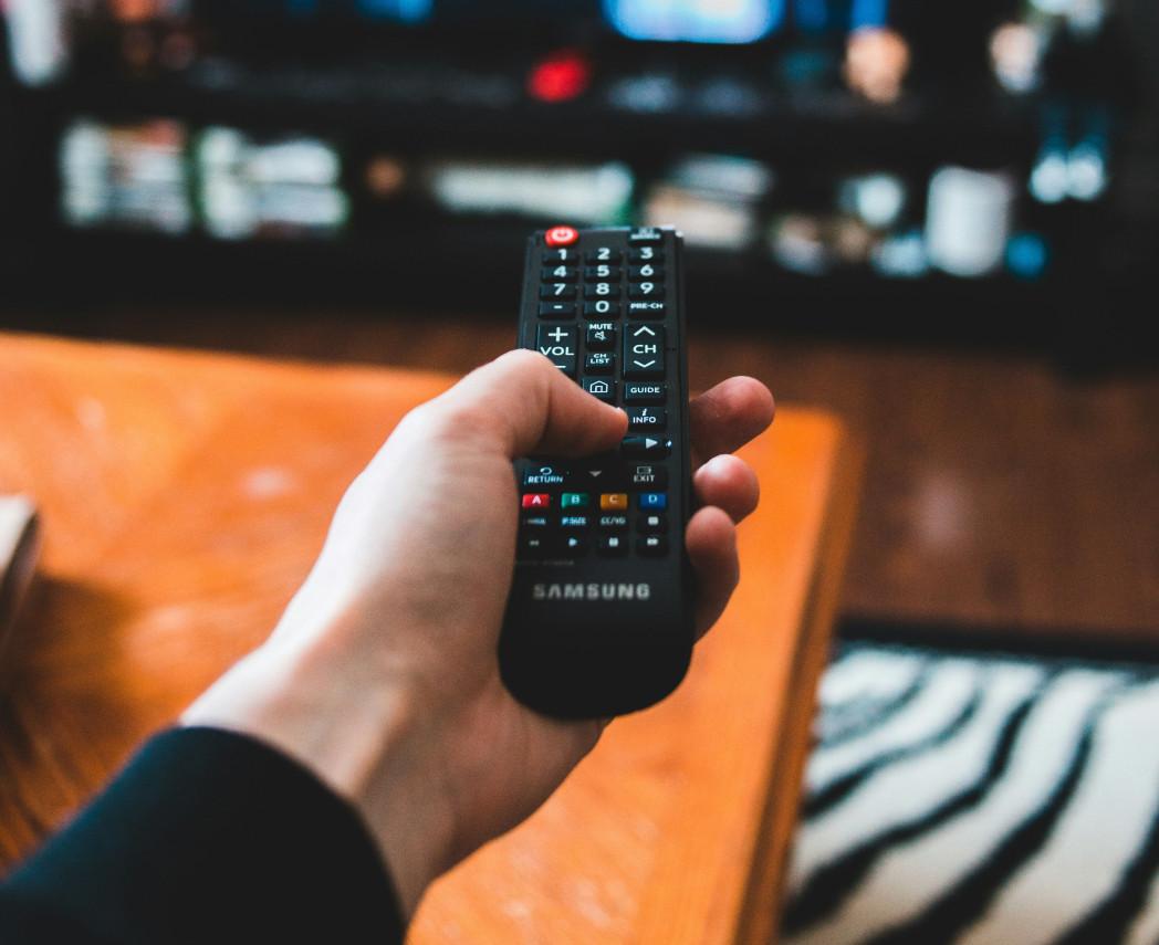La TV può contribuire all'alfabetizzazione finanziaria della popolazione? Il prof. Mirco Tonin ne è convinto. Foto: Erik Mclean su unsplash.com