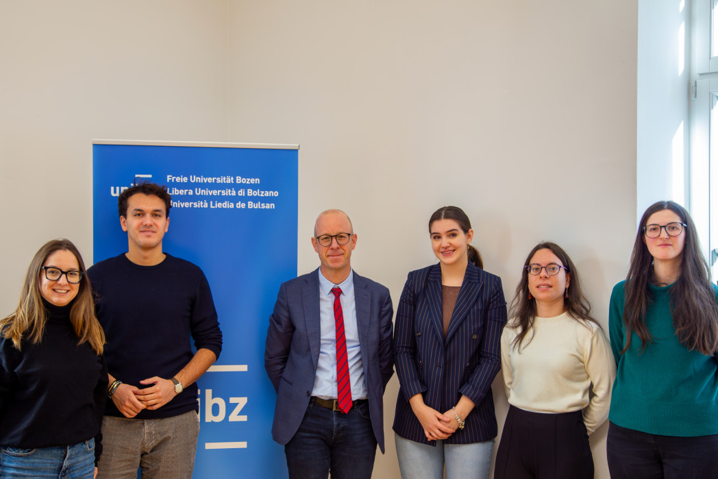 Ein Bild vom Treffen des Rektors, Prof. Alex Weissensteiner, mit den Vertreter:innen der Studentenvereinigung sh.asus (von links nach rechts, Magdalena Scherer, Alexander von Walther, Katja Oberrauch, Alexandra Dusini, Astrid Pichler).. Foto: unibz