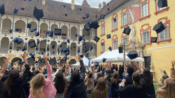 Diplomverleihung in Brixen: 179 Absolventinnen und Absolventen in Feierstimmung