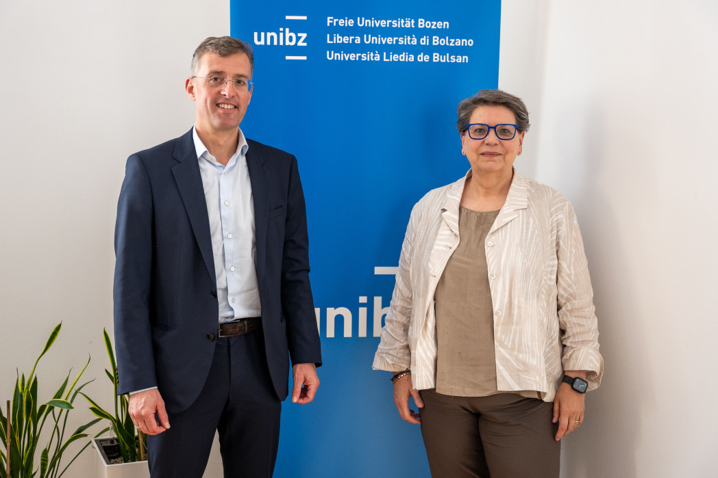 Alexander Rieper und Ulrike Tappeiner vor unibz-Rollup.