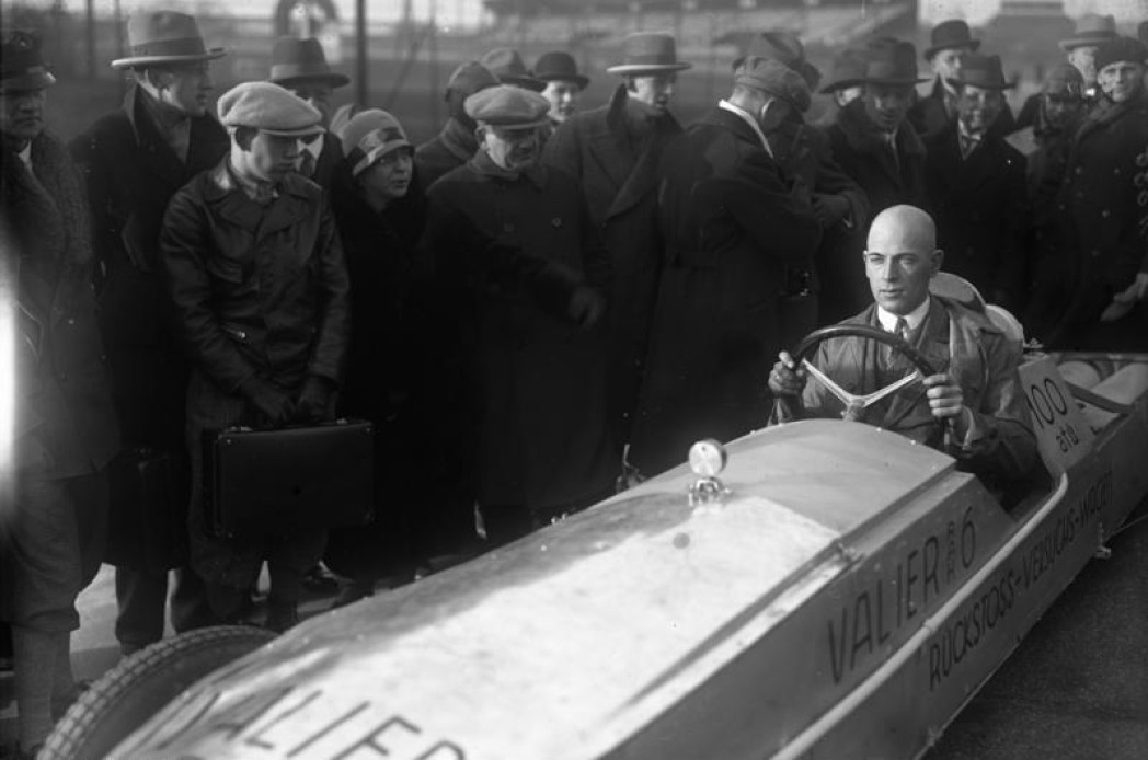 Un'immagine di Max Valier su un'automobile a reazione. Foto: Wikipedia