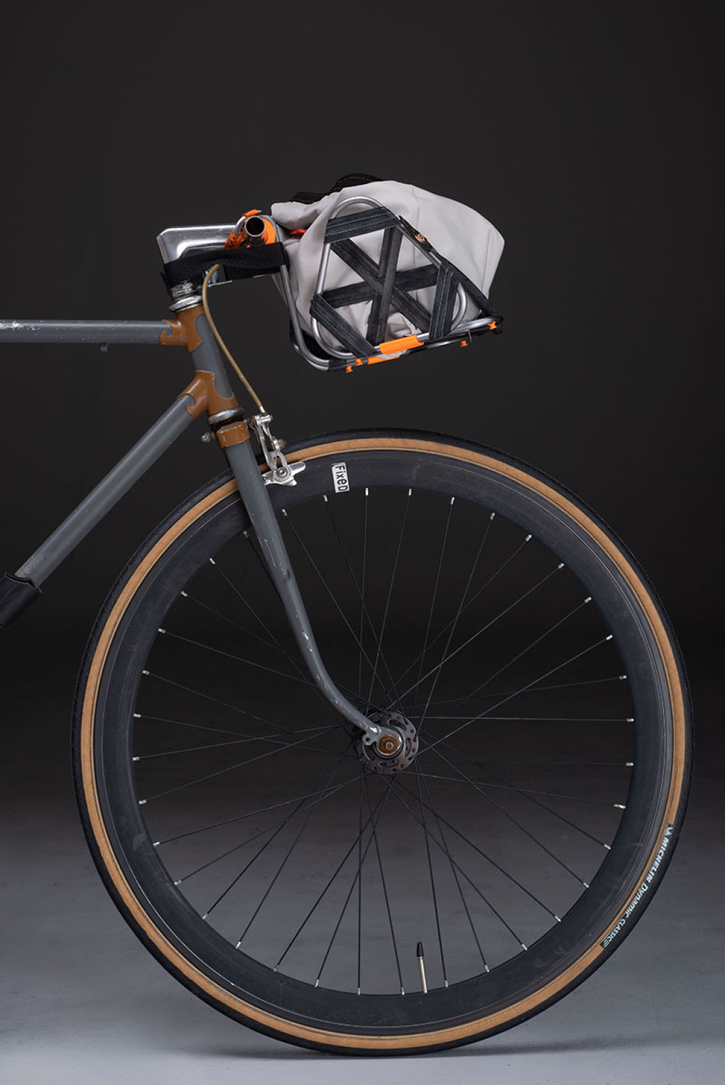 Parte anteriore di una bicicletta con portapacchi