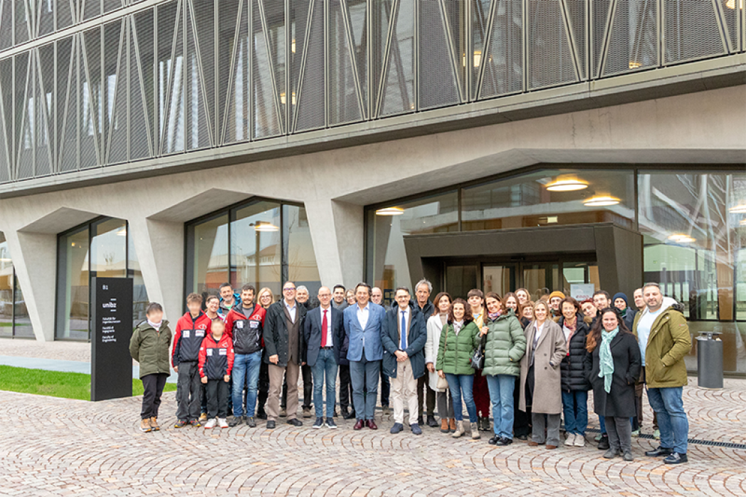 Rund 30 Personen stehen vor dem Gebäude der Fakultät für Ingenieurwesen.