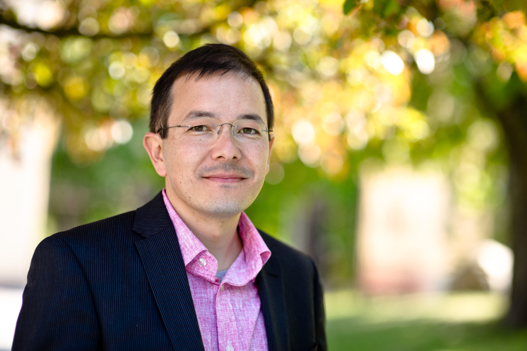 Uomo sorridente in un parco