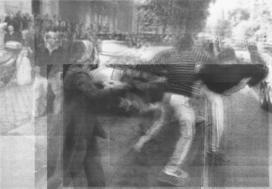 Schwarz-weiß-Foto einer Straßenszene mit mehreren Menschen in Bewegung, mit verschwommenem, überlagertem Effekt.