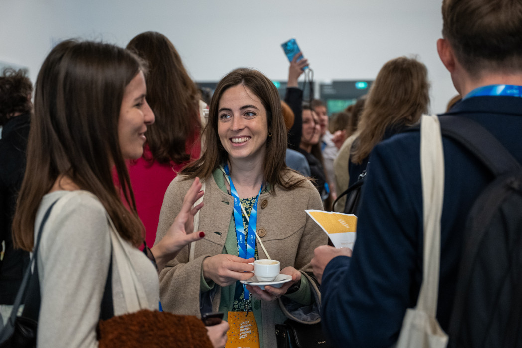Teilnehmende einer Veranstaltung im Gespräch während einer Kaffeepause.