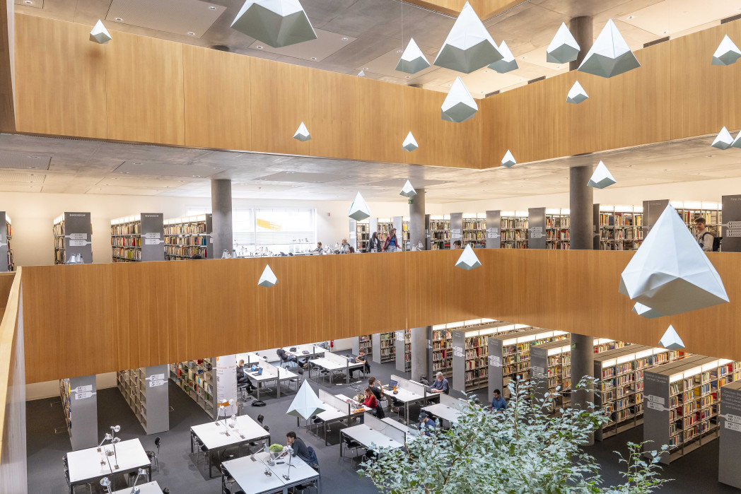 Un'immagine della biblioteca nel campus di Bolzano centro. Foto: unibz