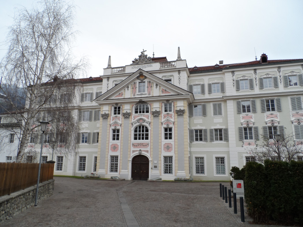 Lo Studio teologico accademico a Bressanone. Foto: wikipedia https://it.wikipedia.org/wiki/Studio_teologico_accademico_Bressanone#/media/File:Brixen-Priesterseminar.JPG