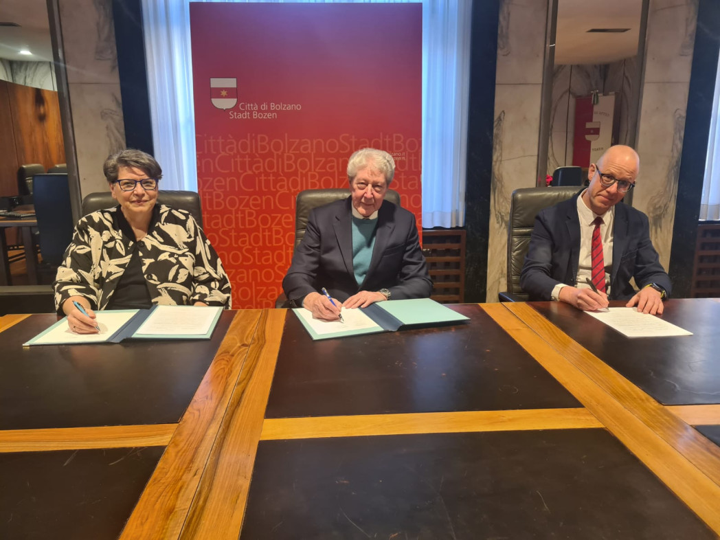 La prof.ssa Ulrike Tappeiner, il sindaco Renzo Caramaschi e il prof. Alex Weissensteiner firmano il rinnovo della convenzione con il Comune di Bolzano. Foto: Comune di Bolzano