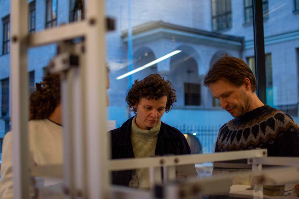 Zwei Menschen im Hintergrund des Lastenrads