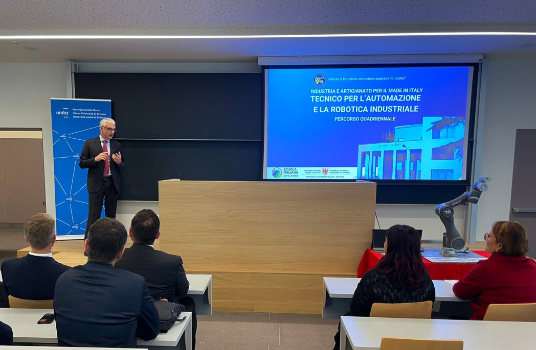 Il preside, prof. Gasparella, durante l'evento di presentazione del nuovo percorso dell'Istituto Galilei di Bolzano. Foto:unibz