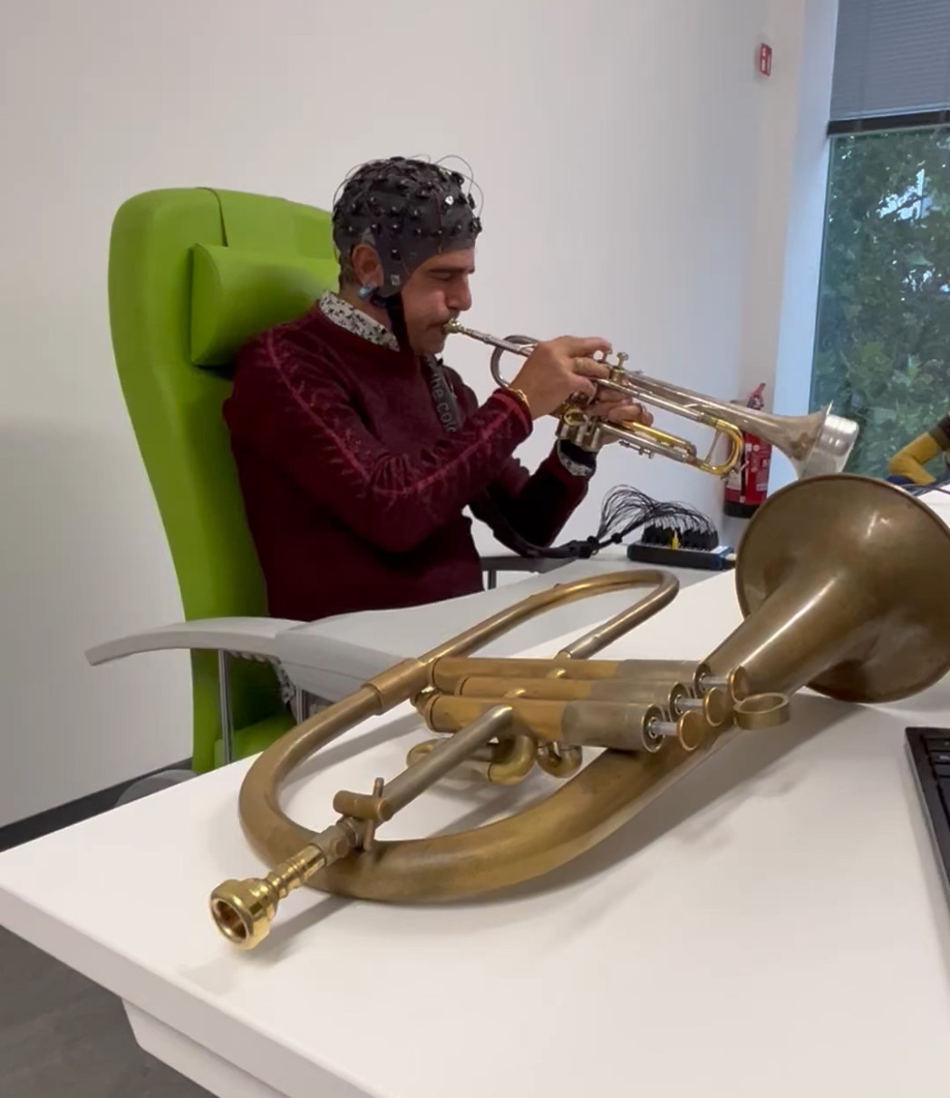 Paolo Fresu alla Facoltà di Ingegneria, mentre registra i dati biometrici durante un'improvvisazione. Foto: unibz