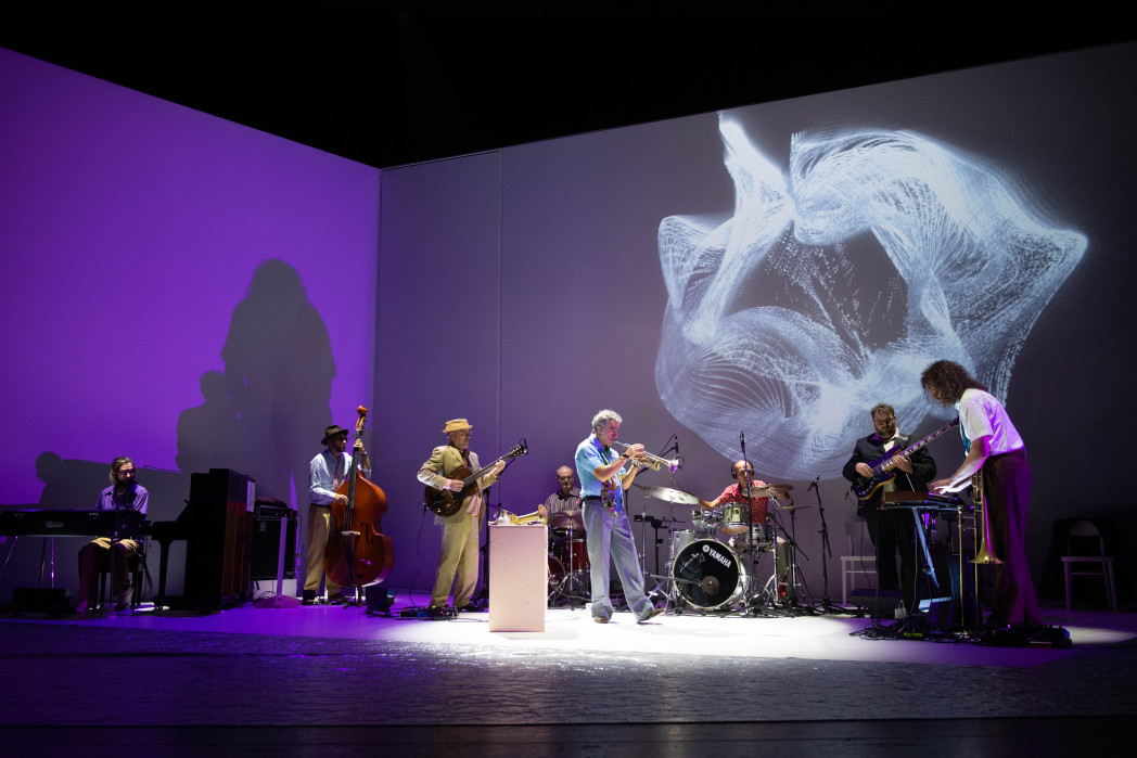 Un momento dello spettacolo "Kind of Miles" di Paolo Fresu. I visual sono stati prodotti a partire dai segnali biometrici del trombettista. Foto: Tommaso Le Pera (TSB)