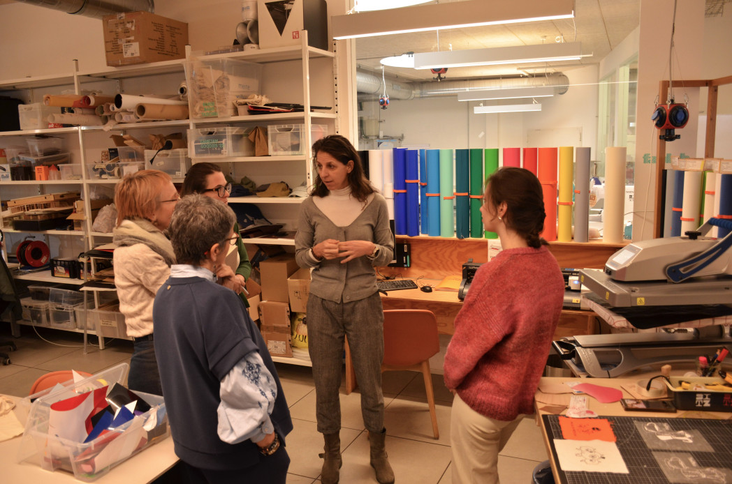 Hannelore Schwabl, Leiterin des fablabs, mit Teilnehmerinnen. Foto: unibz