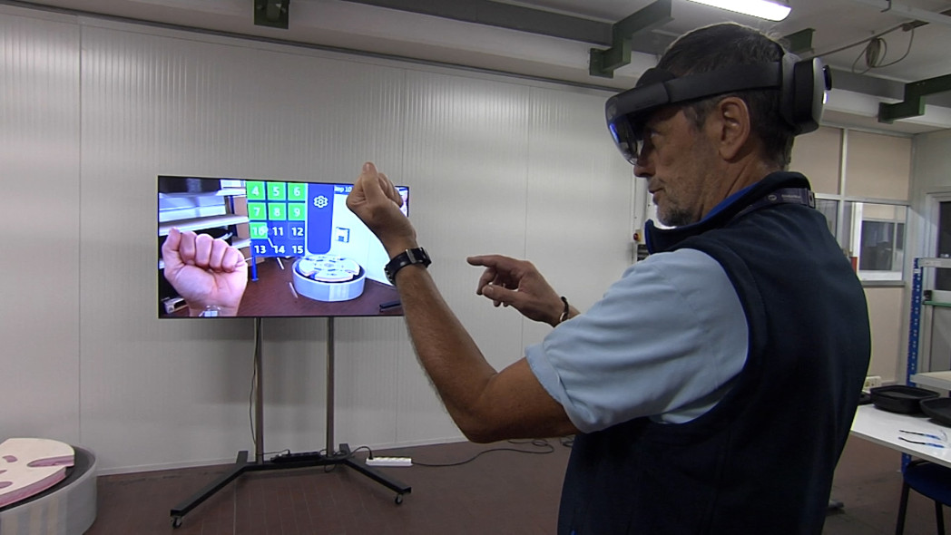 L'applicazione delle realtà aumentata nella formazione nell'impianto della Memc a Sinigo. Foto: Ansa