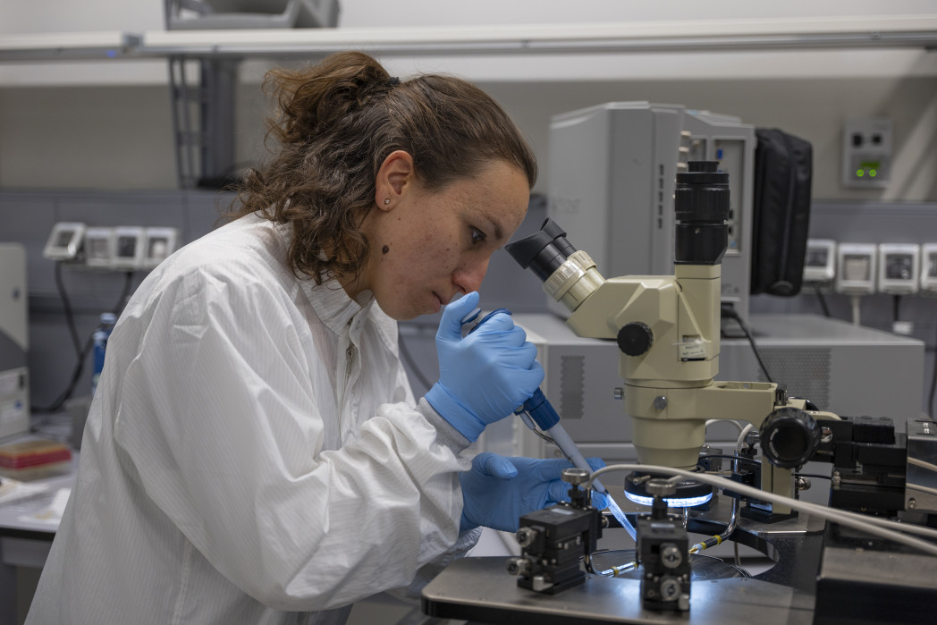 La ricercatrice Giulia Elli, nel laboratorio STL. Foto: unibz (Matteo Vegetti)