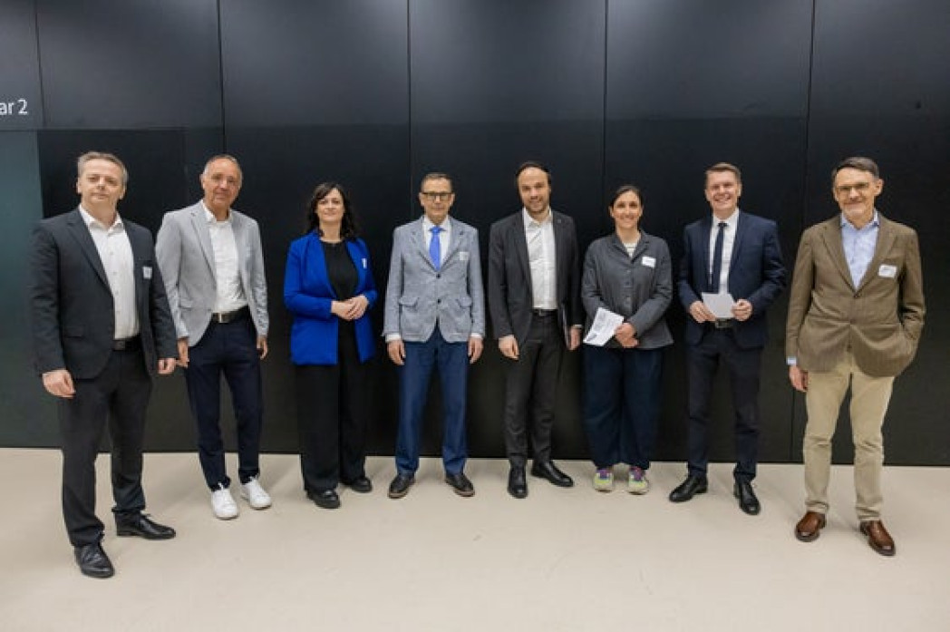 Bei der Tagung im NOI Techpark: Patrick Ohnewein, Dominik Matt, Mara Longhini, Franz Schöpf, Landesrat Philipp Achammer, Tanja Mimmo, Ulrich Stofner, und Günther Mathà. Foto: LPA/Bernhard Aichner